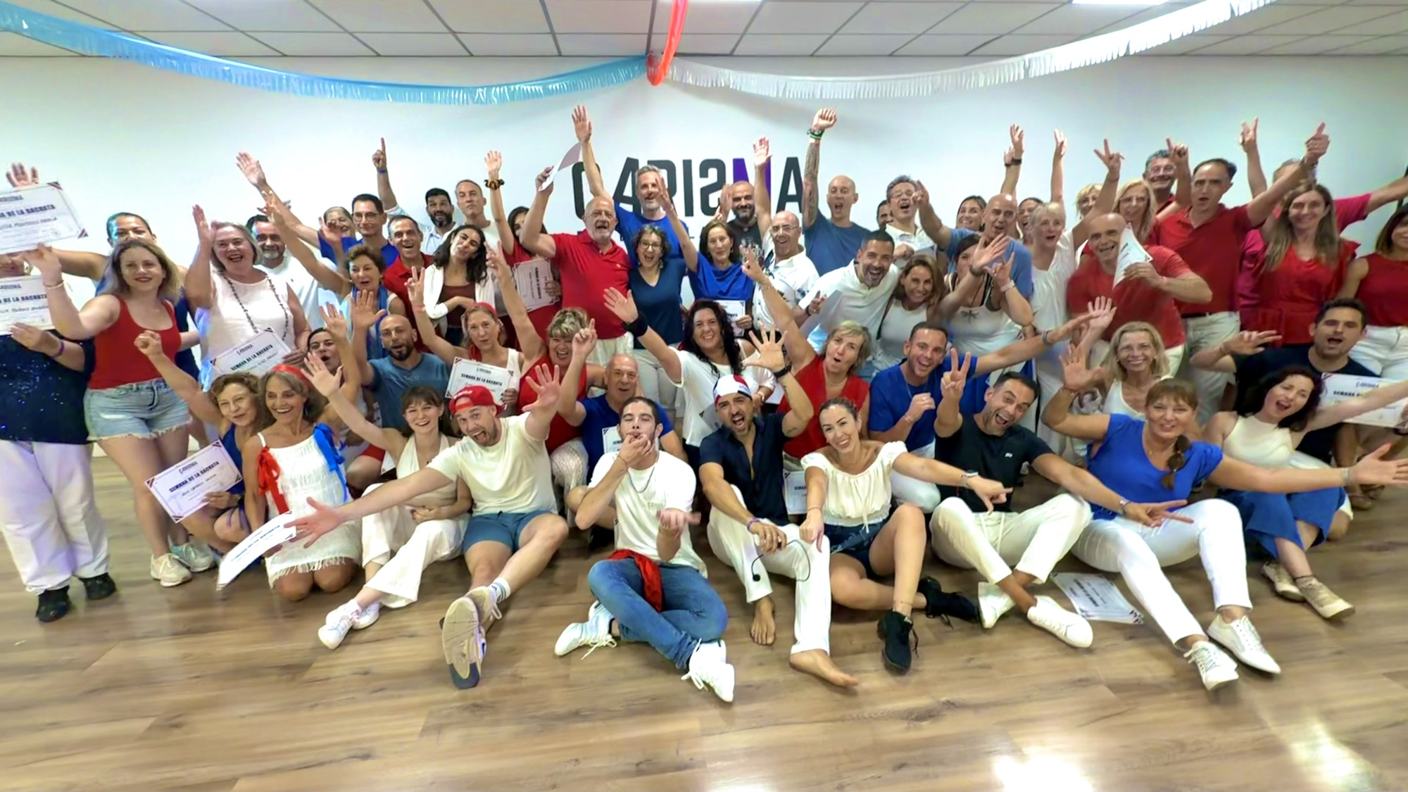 Todo el grupo de la Semana de la Bachata con los brazos abiertos